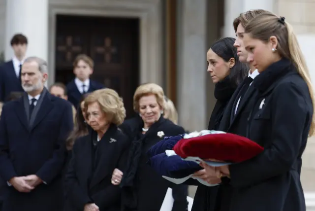 ATENAS, 19/01/2026.- La reina Sofía (2i), Ana María de Grecia (c), Victoria Federica (3d) e Irene Urdangarín (d) tras asistir a la misa por la princesa Irene de Grecia en la Catedral de Atenas, este lunes. La princesa Irene de Grecia será enterrada este lunes en el cementerio de Tatoi de Atenas tras el funeral que se celebrará en la Catedral Metropolitana al que asistirán la familia real española y otros representantes de monarquías europeas. EFE/ Mariscal