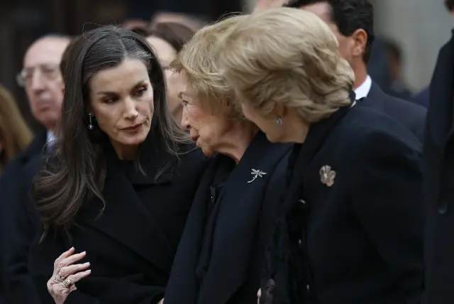 ATENAS, 19/01/2026.- La reina Letizia (i) junto a la reina Sofia (c), y Ana María de Grecia (d) tras asistir a la misa por la princesa Irene de Grecia en la Catedral de Atenas, este lunes. La princesa Irene de Grecia será enterrada este lunes en el cementerio de Tatoi de Atenas tras el funeral que se celebrará en la Catedral Metropolitana al que asistirán la familia real española y otros representantes de monarquías europeas. EFE/ Mariscal