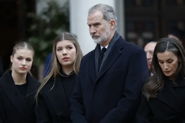 ATENAS, 19/01/2026.- El rey Felipe VI (2d) junto a la reina Sofia (d), la infanta Sofía (2i) y la princesa Leonor (i) tras asistir a la misa por la princesa Irene de Grecia en la Catedral de Atenas, este lunes. La princesa Irene de Grecia será enterrada este lunes en el cementerio de Tatoi de Atenas tras el funeral que se celebrará en la Catedral Metropolitana al que asistirán la familia real española y otros representantes de monarquías europeas. EFE/ Mariscal