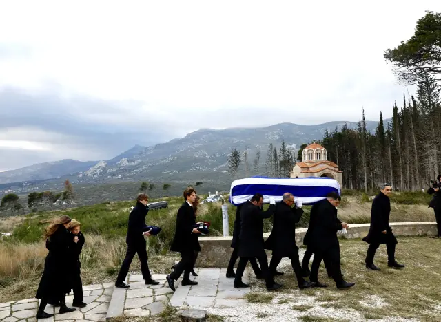 ATENAS, 19/01/2026.- La infanta Sofía (i) ayuda a su abuela la reina Sofía durante el entierro de la princesa Irene de Grecia en el cementerio de Ratoi en Atenas, Grecia, este lunes. La princesa Irene de Grecia será enterrada este lunes en el cementerio de Tatoi de Atenas tras el funeral que se celebró en la Catedral Metropolitana al que asistirán la familia real española y otros representantes de monarquías europeas. EFE/ Francisco Gómez/Casa Real  SOLO USO EDITORIAL/SOLO DISPONIBLE PARA ILUSTRAR LA NOTICIA QUE ACOMPAÑA (CRÉDITO OBLIGATORIO)