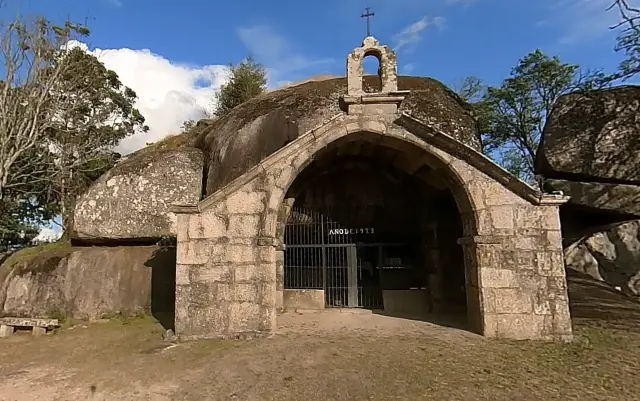 Ermita de Nuestra Señora de La Asunción en Pesqueiras, Pontevedra (Galicia, España)