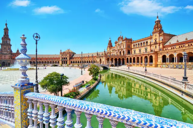 La Plaza de España es uno de los lugares más emblemáticos de Sevilla.