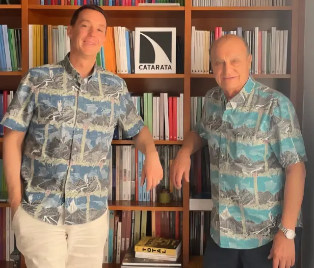 Mi hijo Erik y yo en Editorial Catarata, debatiendo sobre el siguiente libro... ¡juntos!