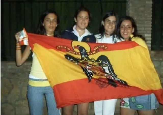 ¿De qué se ríen estas chicas? Si leyeran nuestro libro se les helaría la sonrisa.