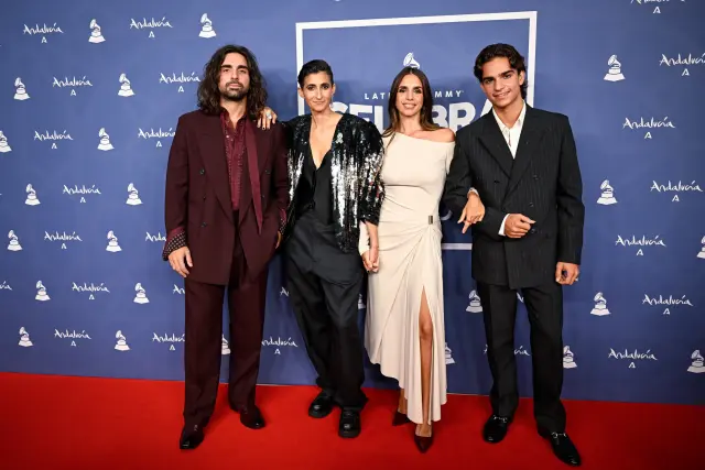 Guillermo Furiase, Alba Flores, Elena Furiase y Pedro Antonio Lazaga en la fiesta de los Latin Grammy.