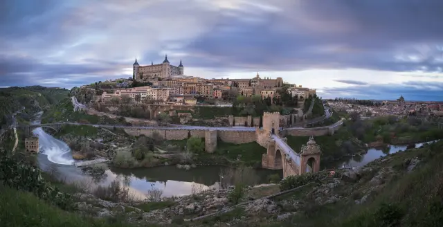 Rodeada por el río Tajo, Toledo conserva su casco histórico con iglesias, sinagogas y mezquitas, por lo que se la conoce como la ciudad de las tres culturas. Calles empedradas, murallas y un sabor medieval que hacen retroceder en el tiempo.