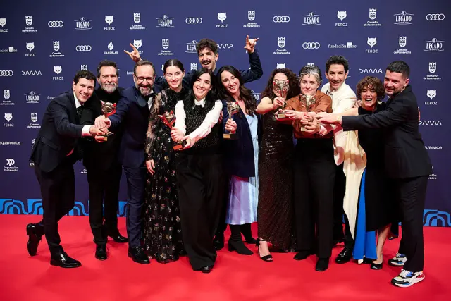 El equipo de 'Los domingos', con Alauda Ruiz de Azúa en el centro, posa con los cinco Feroz