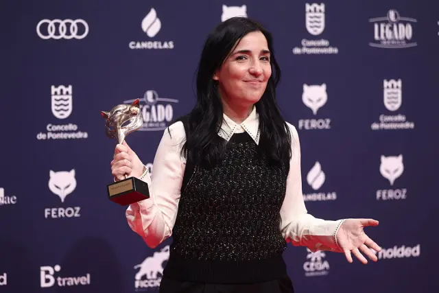 Alauda Ruiz de Azúa posa con un Feroz