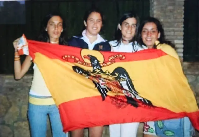 ¿De qué se ríen estas chicas luciendo la bandera de una cruel dictadura? Si estas chicas supieran algo del trato de la Dictadura de Franco con las mujeres se les helaría la sonrisa. Las mujeres era menores de edad: no podían viajar, tener cuenta corriente o comprar un electrodoméstico sin permiso escrito del marido o del padre.