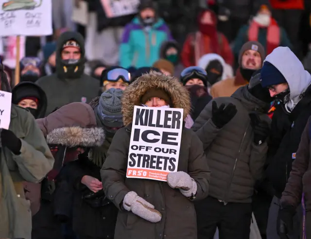FOTODELDÍA - MINNEAPOLIS (United States), 24/01/2026.- La gente se reúne para una vigilia vespertina en Whittier Park, a pocas cuadras del lugar donde Alex Pretti fue asesinado a tiros por agentes federales en el sur de Minneapolis, Minneapolis, Minnesota, EE. UU., 24 de enero de 2026. EFE/CRAIG LASSIG