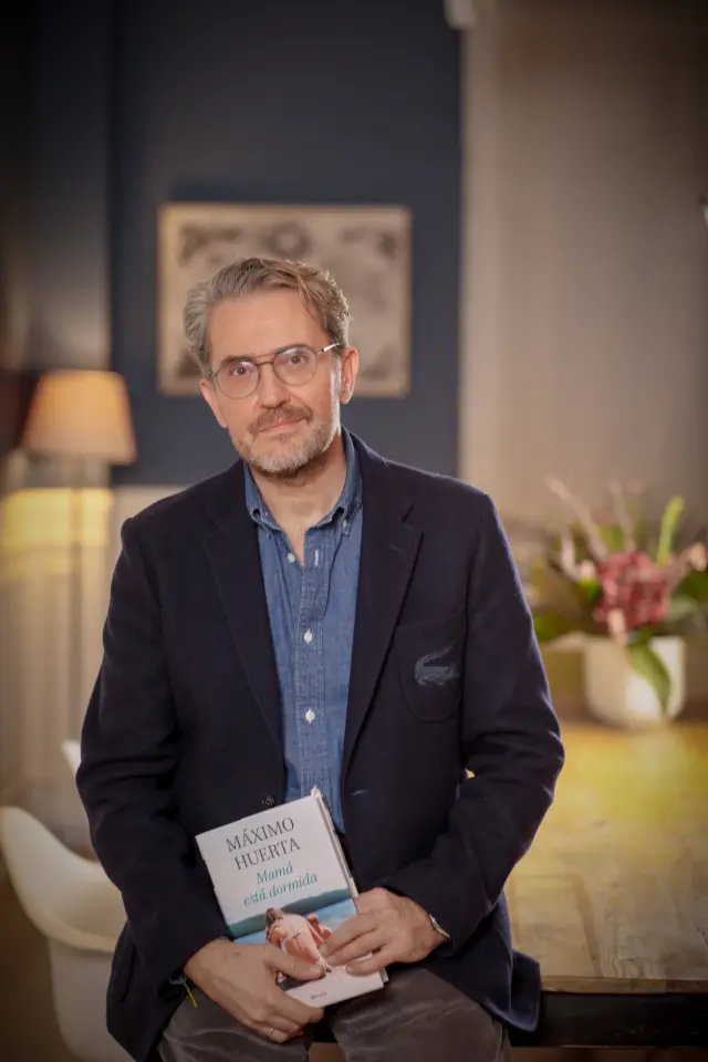 El autor con su nuevo libro.