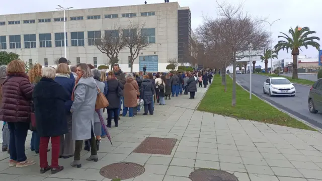 29/01/2026 Huelva.- Accidente.- Colas de onubenses esperan la apertura de puertas del Carolina Marín para despedir a los fallecidos.
Numerosos ciudadanos y medios de comunicación aguardan a las puertas del Palacio de los Deportes 'Carolina Marín' de Huelva capital a espera de que se abran, a las 16,00 horas, para participar de la misa funeral de los fallecidos en el accidente ferroviario de Adamuz (Córdoba), en el que fallecieron 45 personas, 27 de las cuales eran de la provincia onubense. La misma dará comienzo a las 18,00 horas.
ANDALUCÍA ESPAÑA EUROPA HUELVA SOCIEDAD
