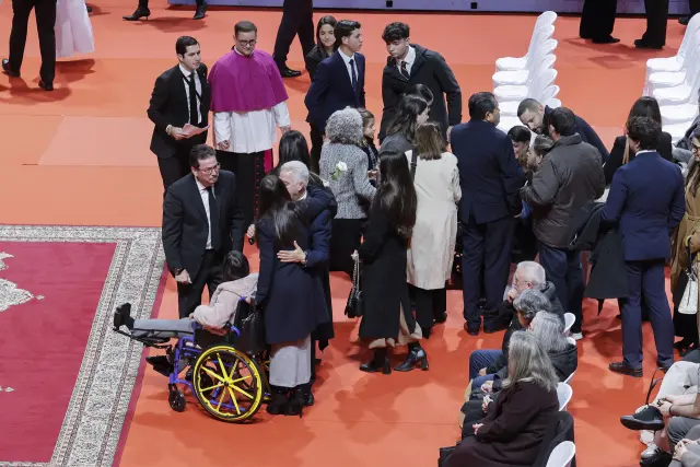 HUELVA, 29/01/2026.- Llegada de los familiares de las 45 víctimas mortales del accidente ferroviario de Adamuz (Córdoba), 28 de las cuales eran vecinos de municipios de esta provincia, al que asisten los reyes, la vicepresidenta primera del Gobierno, María Jesús Montero, el presidente de la Junta de Andalucía, Juanma Moreno, y el líder del PP, Alberto Núñez Feijóo, este jueves en Huelva.-EFE/ José Manuel Vidal
