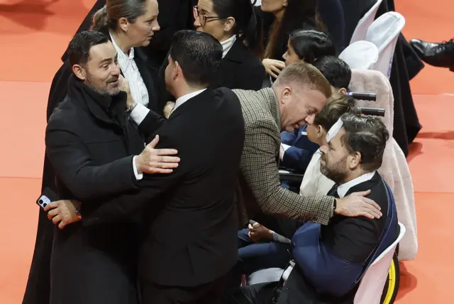 HUELVA, 29/01/2026.- Llegada de los familiares de las 45 víctimas mortales del accidente ferroviario de Adamuz (Córdoba), 28 de las cuales eran vecinos de municipios de esta provincia, al que asisten los reyes, la vicepresidenta primera del Gobierno, María Jesús Montero, el presidente de la Junta de Andalucía, Juanma Moreno, y el líder del PP, Alberto Núñez Feijóo, este jueves en Huelva.-EFE/ José Manuel Vidal
