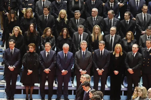 HUELVA, 29/01/2026.- De izquierda a derecha: El presidente de la Junta de Andalucía Juanm Moreno, la vicepresidenta del gobierno María Jesús Montero, el ministro de Agricultura, Pesca y Alimentación, Luis Planas, el ministro de Política Territorial y Memoria Democrática, Ángel Víctor Torres, y el líder del PP Alberto Nuñez Feijóo, entre otros, durante el funeral que se celebra este jueves en Huelva para acompañar a los familiares de las 45 víctimas mortales del accidente ferroviario de Adamuz, 28 de las cuales eran de municipios de esta provincia. EFE/ José Manuel Vidal