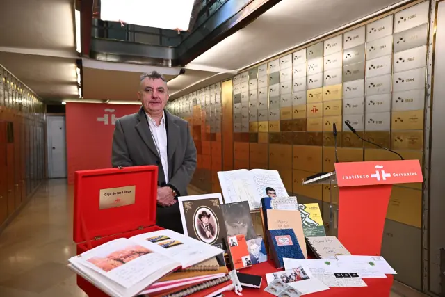 MADRID (ESPAÑA), 04/02/2026.- El escritor Manuel Vilas posa con sus originales y material diverso antes de ingresar en la Caja de las Letras que acogerá su durante un acto de homenaje a su trayectoria literaria celebrado este miércoles en el Instituto Cervantes de Madrid, a pocos días de publicar una nueva novela, 'Islandia'. EFE/ Fernando Villar