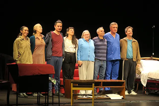 Los actores de 'La omisión de la familia Coleman', saludando en el Teatro Infanta Isabel, en Madrid.