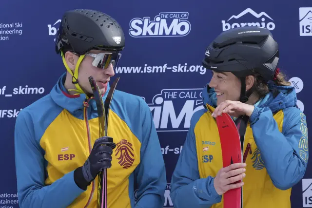 Oriol Cardona y Ana Alonso, tras ganar el oro en el relevo mixto en la Copa del Mundo en Bormio.