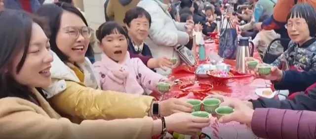 Chinos compartiendo tradiciones en Año Nuevo Chino.