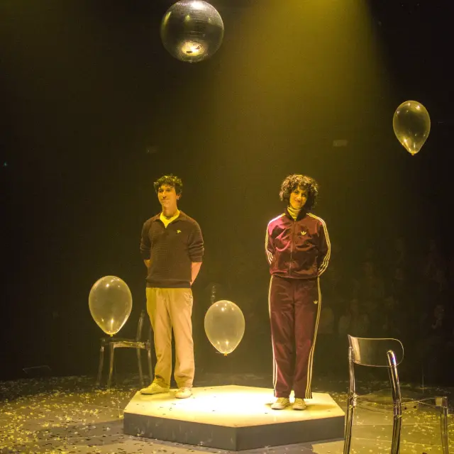 Diego Monzón y María Pascual saludando en el Teatro Valle-Inclán tras interpretar 'Constelaciones'.