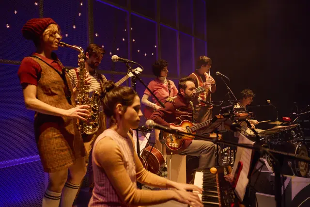 La obra 'Constelaciones' cuenta con música en directo interpretada por los propios actores.