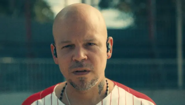 Residente en el videoclip de 'René'