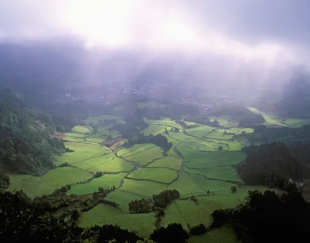 Esta localidad se encuentra en las Azores y sus habitantes deben convivir con la actividad volcánica constante. El entorno se caracteriza por el azufre, pero la población ha compartido espacio con el volcán durante siglos.