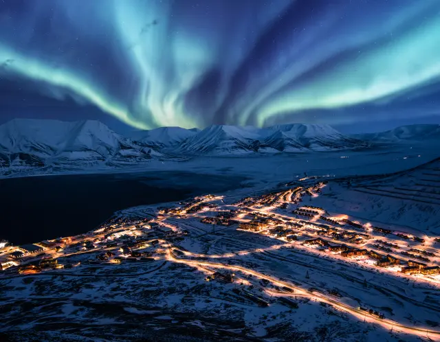 La ciudad más grande del archipiélago de Svalbard se sitúa en el Ártico. Sus habitantes soportan temperaturas bajo cero durante muchos meses, con inviernos extremos y con ausencia total de luz solar. Pese a ello, la comunidad se ha acostumbrado a estas durísimas condiciones.
