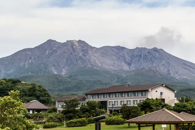 Este volcán activo ha erupcionado numerosas veces en las últimas décadas y los habitantes de la ciudad de Kagoshima están preparados para lidiar con evacuaciones, alertas y ceniza.