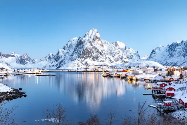 Se encuentra en la costa ártica canadiense y sus habitantes están acostumbrados a tratar con el frío, los durísimos inviernos y la oscuridad casi total.