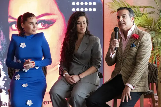 SEVILLA (ESPAÑA), 19/02/2026.- El resposable del área de cultura de Jerez de la Frontera, Abraham Hernández (d) durante la presentación de 'Mujeres cantan a Lola Flores' este jueves en Sevilla. EFE/ David Arjona
