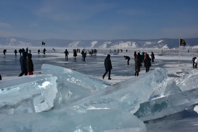 El hielo del lago Baikal atrae a numerosos turistas en invierno, que caminan y patinan sobre su superficie lisa como un espejo.