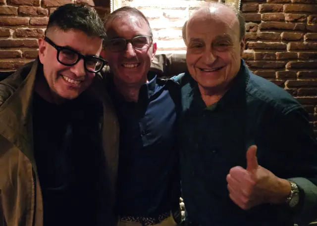 Ahí estoy chupando cámara junto a los padres fundadores de nuestra web.