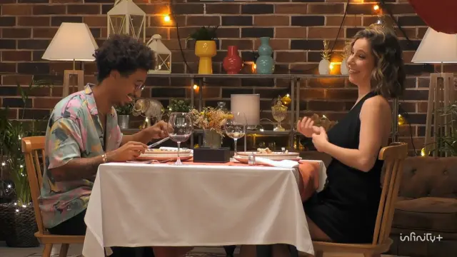 El incidente de una comensal en 'First Dates': "Llevo una hora con un pecho fuera, qué vergüenza"