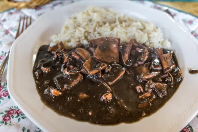 La salsa va ganando cuerpo poco a poco y el sabor se vuelve más penetrante y delicioso. Los calamares en su tinta terminan siendo un auténtico manjar.