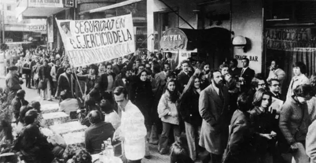 Manifestación de periodistas disuelta a palos por la Policía enm la Granv