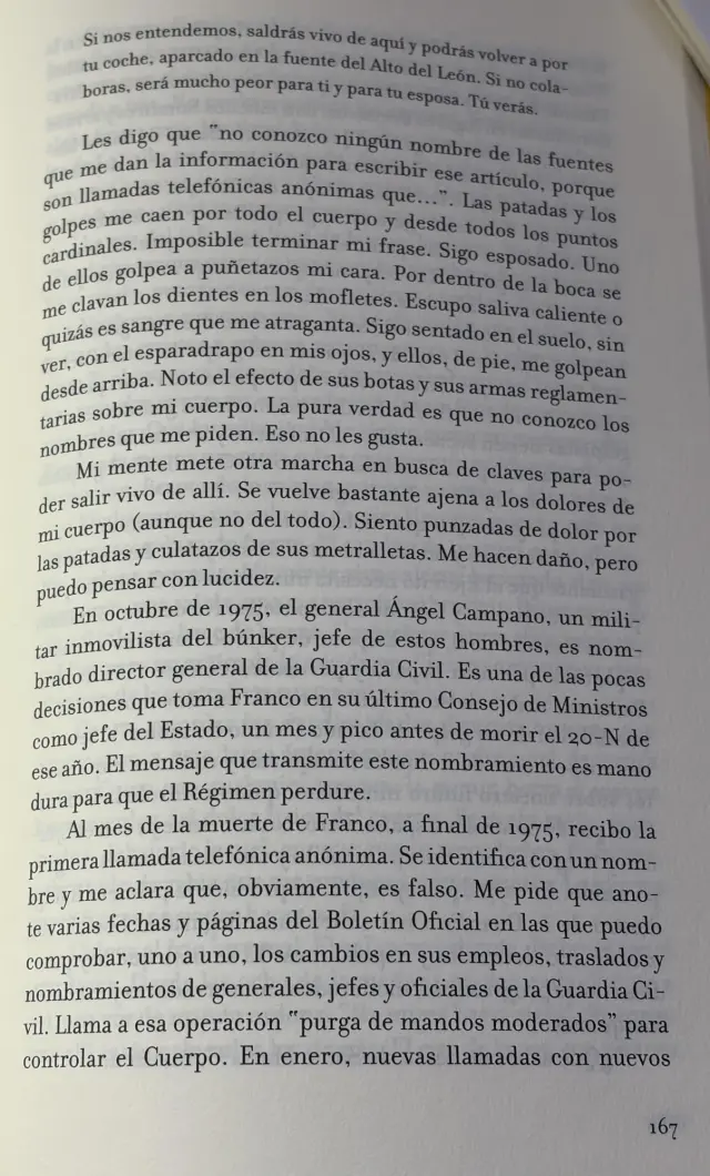 Página de libro con texto que relata una agresión personal y eventos políticos clave en la Guardia Civil durante 1975, marcando el final de la dictadura de Franco y el inicio de la Transición Española.