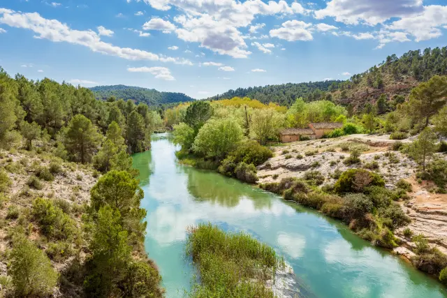 En la frontera entre Comunidad Valenciana y Castilla-La Mancha se encuentran estos cañones de aguas cristalinas, que recuerdan por su pureza a los rincones más salvajes de Nueva Zelanda.