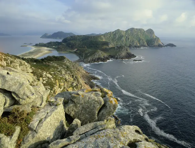 Las Islas Cíes, situadas en Galicia, combinan acantilados verdes, aguas cristalinas y playas de arena blanca, que podrían confundirse con la costa neozelandesa. La naturaleza es abrumadora y salvaje y te transporta automáticamente al otro lado del mundo..