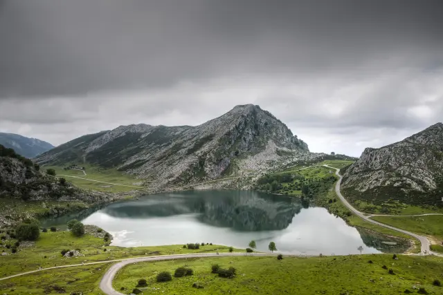 Se encuentran en el corazón de los Picos de Europa, aunque bien podrían situarse en Nueva Zelanda, con sus lagos glaciares, sus montañas verdes y un paisaje sobrecogedor.
