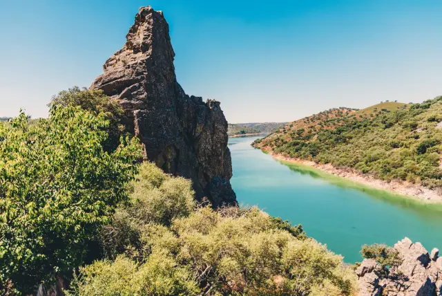 Monfragüe es un regalo para los sentidos gracias a sus enormes paredes de roca y al Tajo atravesando el paisaje. Un entorno salvaje y espectacular cuya estampa recuerda los cañones más remotos de Nueva Zelanda.