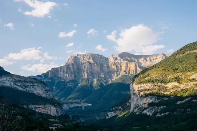 La grandiosidad de la naturaleza te deja sin aliento en este parque de valles profundos, cascadas y picos rocosos. Este paisaje tan extraordinario rememora directamente a los valles glaciares de la Isla Sur neozelandesa.