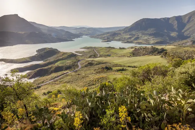 Sus acantilados y barrancos, así como la exuberante naturaleza, llena de pinsapos, recuerdan a los paisajes de montaña más verdes y espectaculares de Nueva Zelanda.