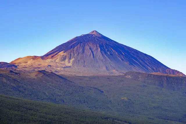 Su silueta reconocible recortada sobre el horizonte es una de sus señas de identidad. La mezcla de colores del terreno, que se combinan con las nubes y la altitud, recuerdan a los escenarios volcánicos de Nueva Zelanda.