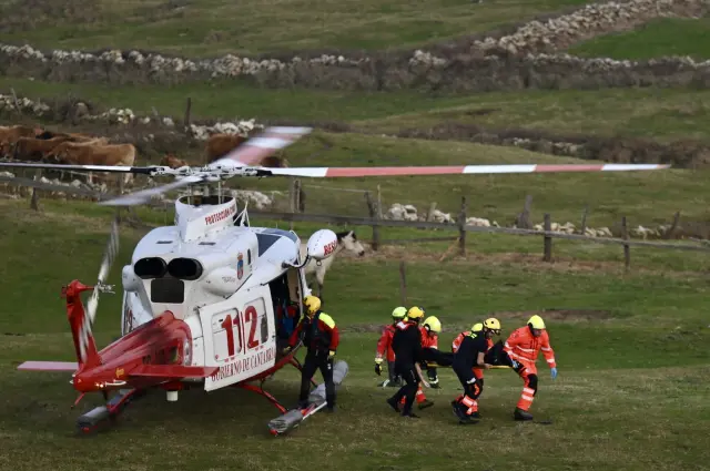 03/03/2026 Equipos de rescate trabajan en el lugar de los hechos, a 3 de marzo de 2026, en Santander, Cantabria (España). Tres mujeres han fallecido esta tarde al romperse una pasarela en la playa de El Bocal, en Santander, y caer al mar. Una de ellas había sido trasladada en estado grave a la UVI del Hospital Universitario Marqués de Valdecilla, donde finalmente ha muerto. En estos momentos hay tres personas desaparecidas y una cuarta que está siendo atendida en el lugar por hipotermia.
SOCIEDAD 
Nacho Cubero - Europa Press