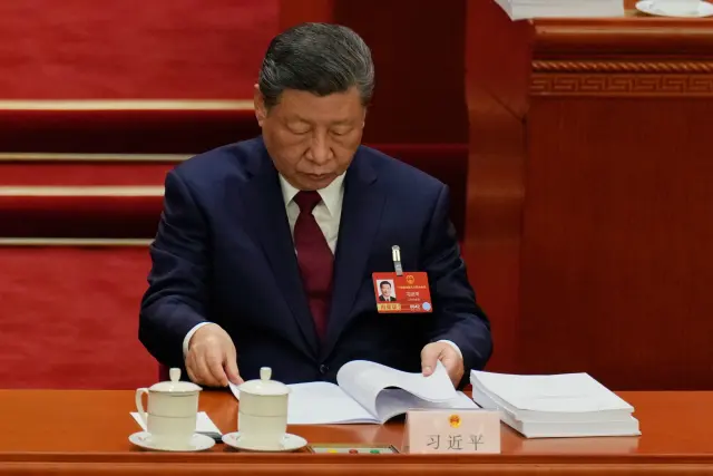 El presidente chino, Xi Jinping, lee durante la sesión inaugural de la Asamblea Popular Nacional (APN) en Pekín, el jueves 5 de marzo de 2026.