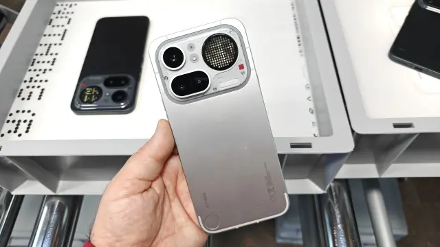 El Nothing Phone (4a) Pro en blanco