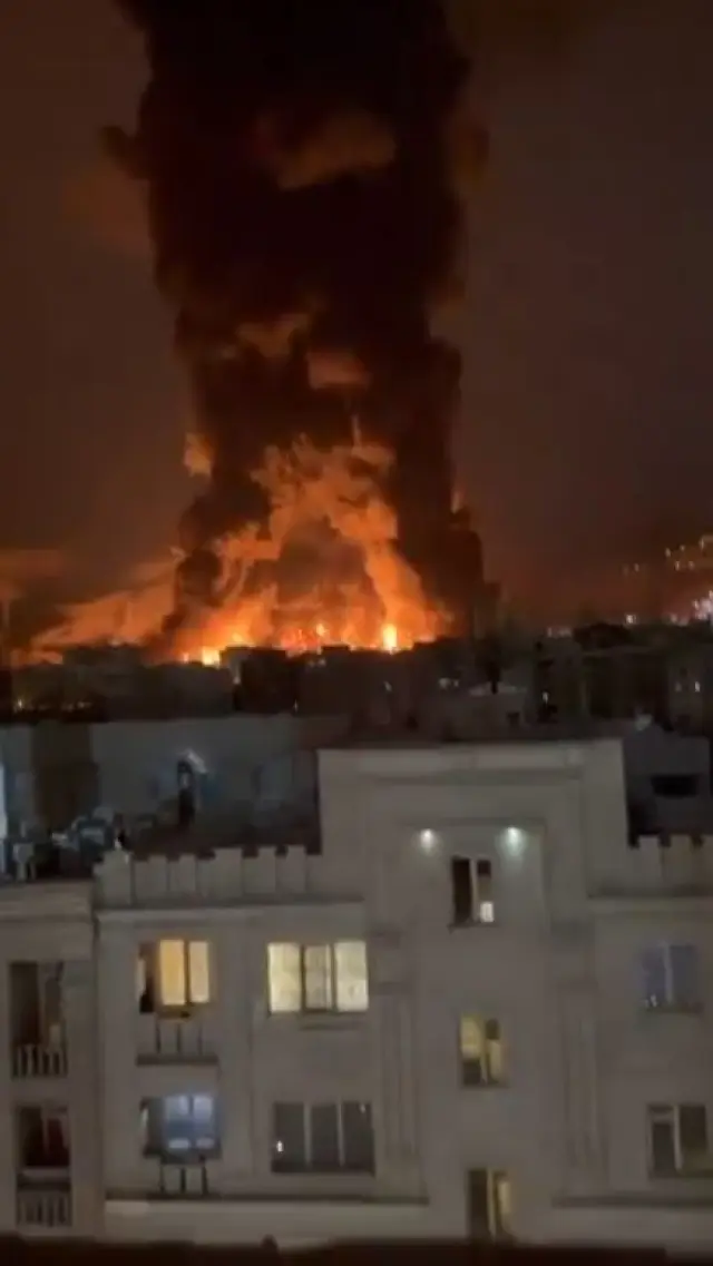 Columna de humo tras los ataques de este domingo de madrugada.