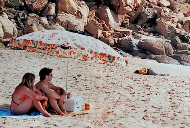 Playa de Zahara de los Atunes con unos bañistas y el cadáver de un inmigrante, en el reportaje 'Muerte a las puertas del paraíso'