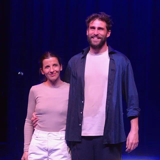 Rebeca Hernando y Fernando Guallar, tras una representación de 'Rompientes' en el Teatro de La Abadía.